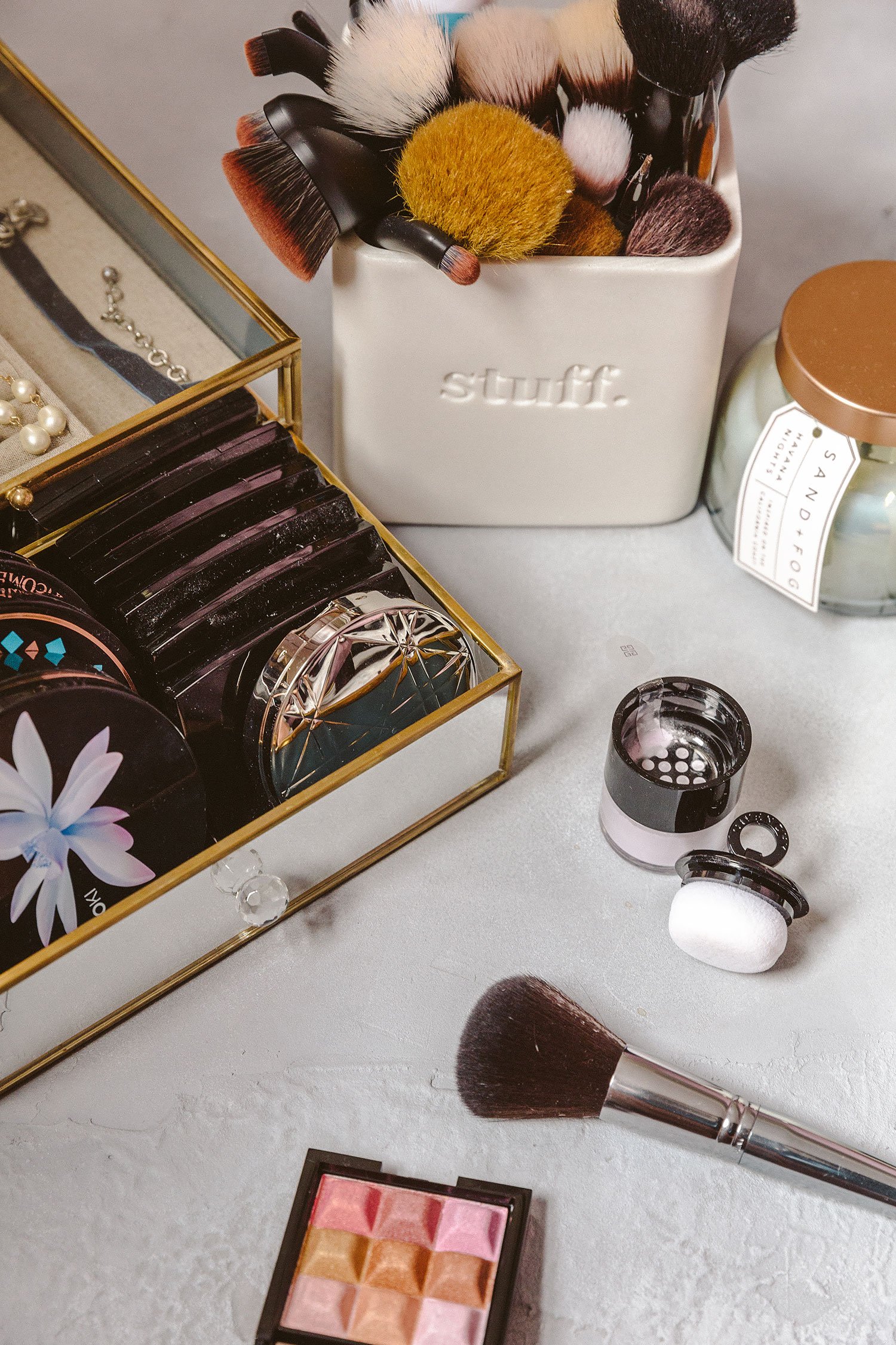 Artis Brushes Holiday Gift Set Givenchy Prisme Libre Loose Powder Avon avon shimmer