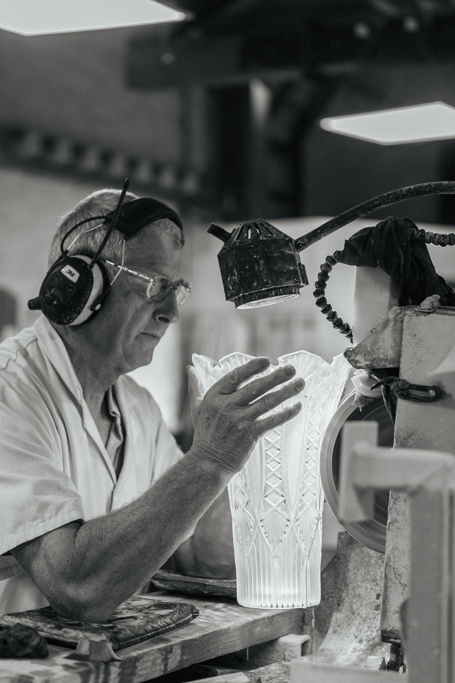 workers cutting marquis by waterford vases and creating the distinctive waterford crystal patterns