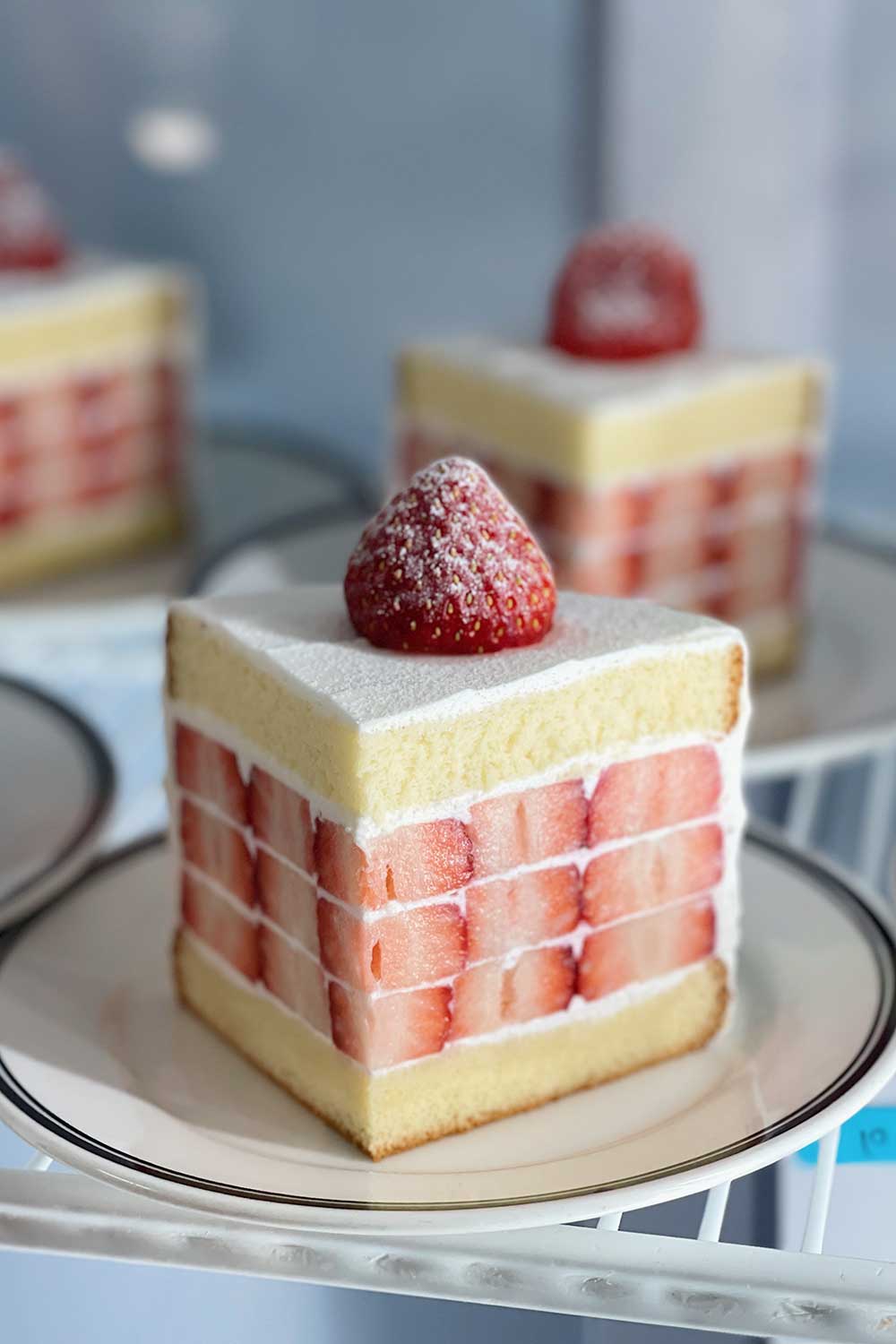 best-desserts-and-cafes-in-seoul-strawberry-shortcake