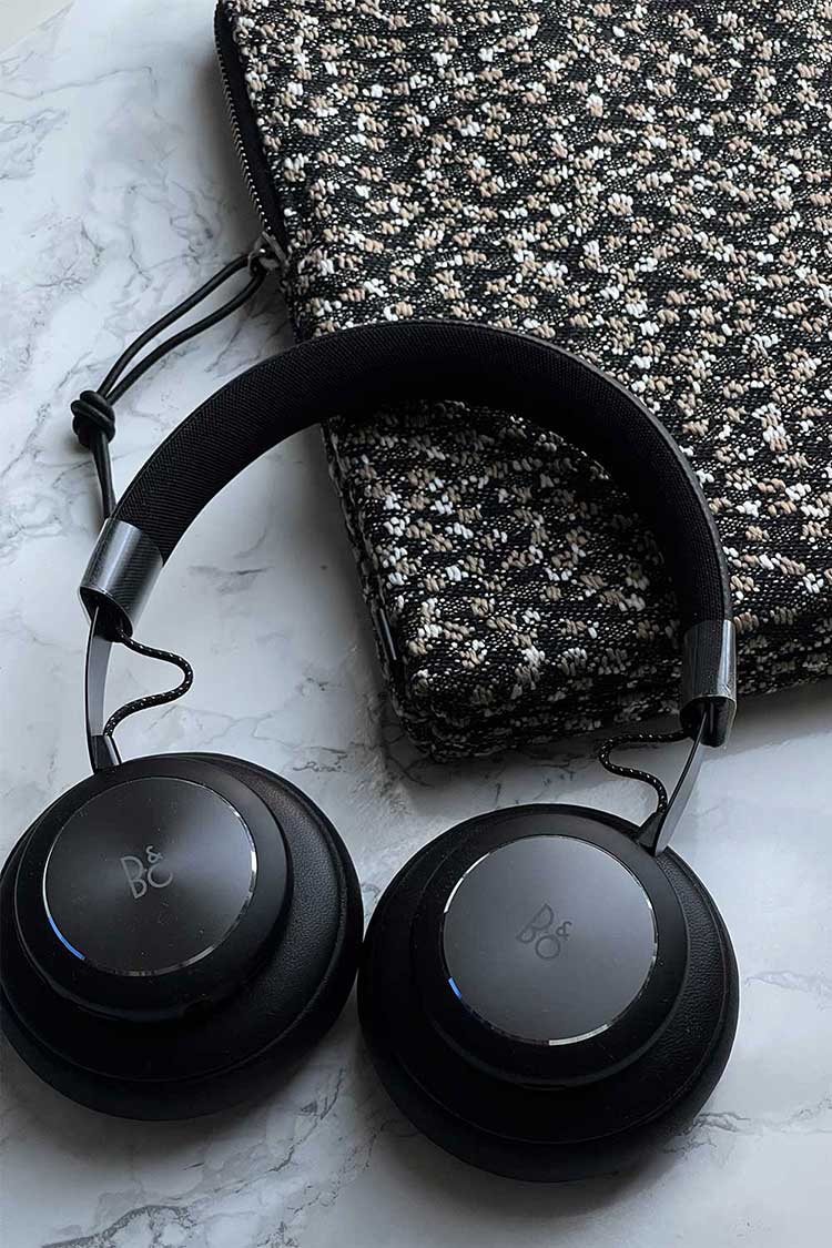 best-travel-headphones-bang-olufsen-with-case