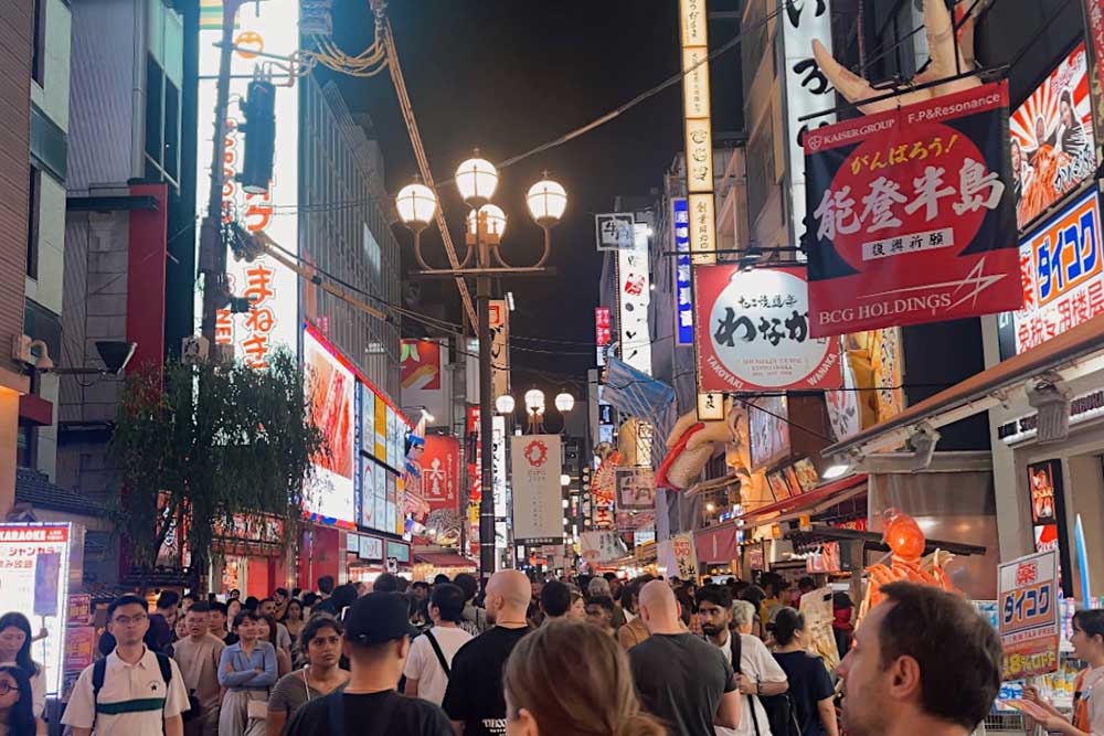 crowded-dotonburi-in-namba-osaka