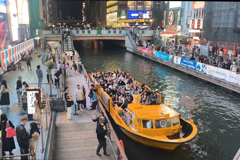 dotonburi-at-night-in-osaka-japan