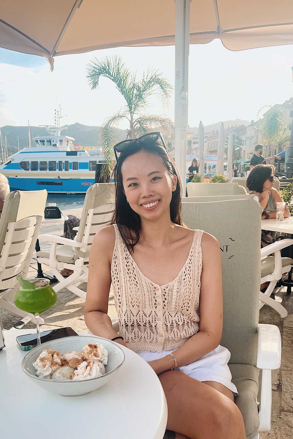 eating-by-waterfront-ice-cream-cocktail