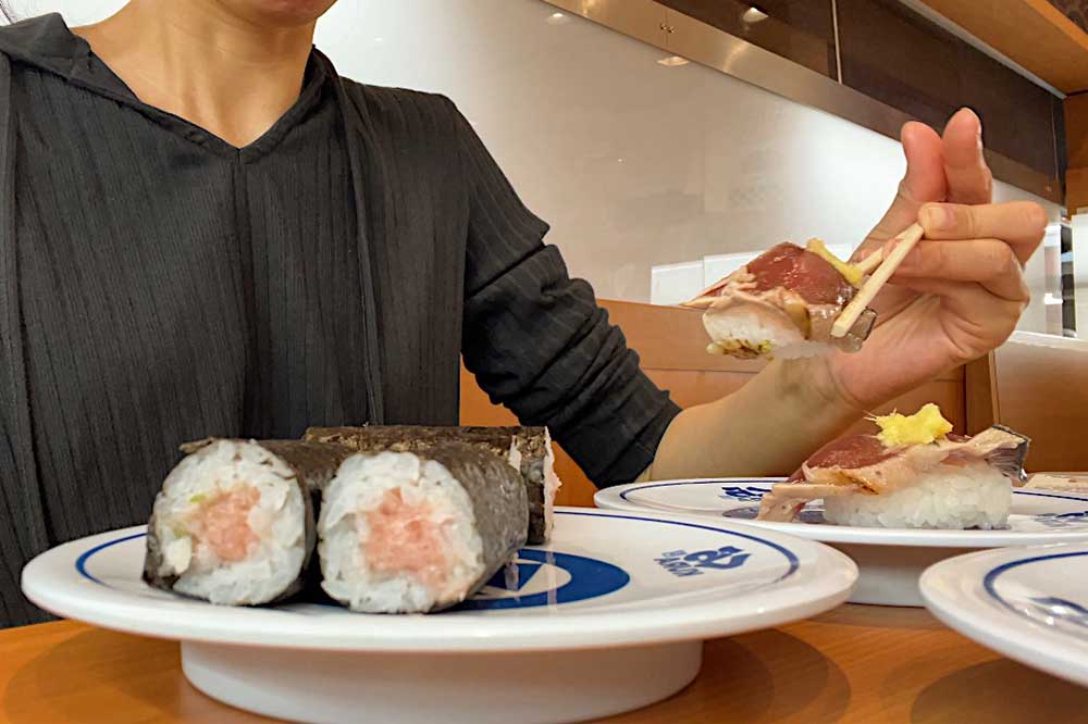 eating-conveyor-belt-sushi-at-kura-sushi-in-osaka-japan