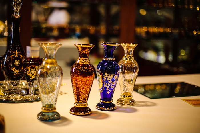 europe italy venice venezia milano glass demonstrate showing glassblower horse vase kiln hot fire chandelier