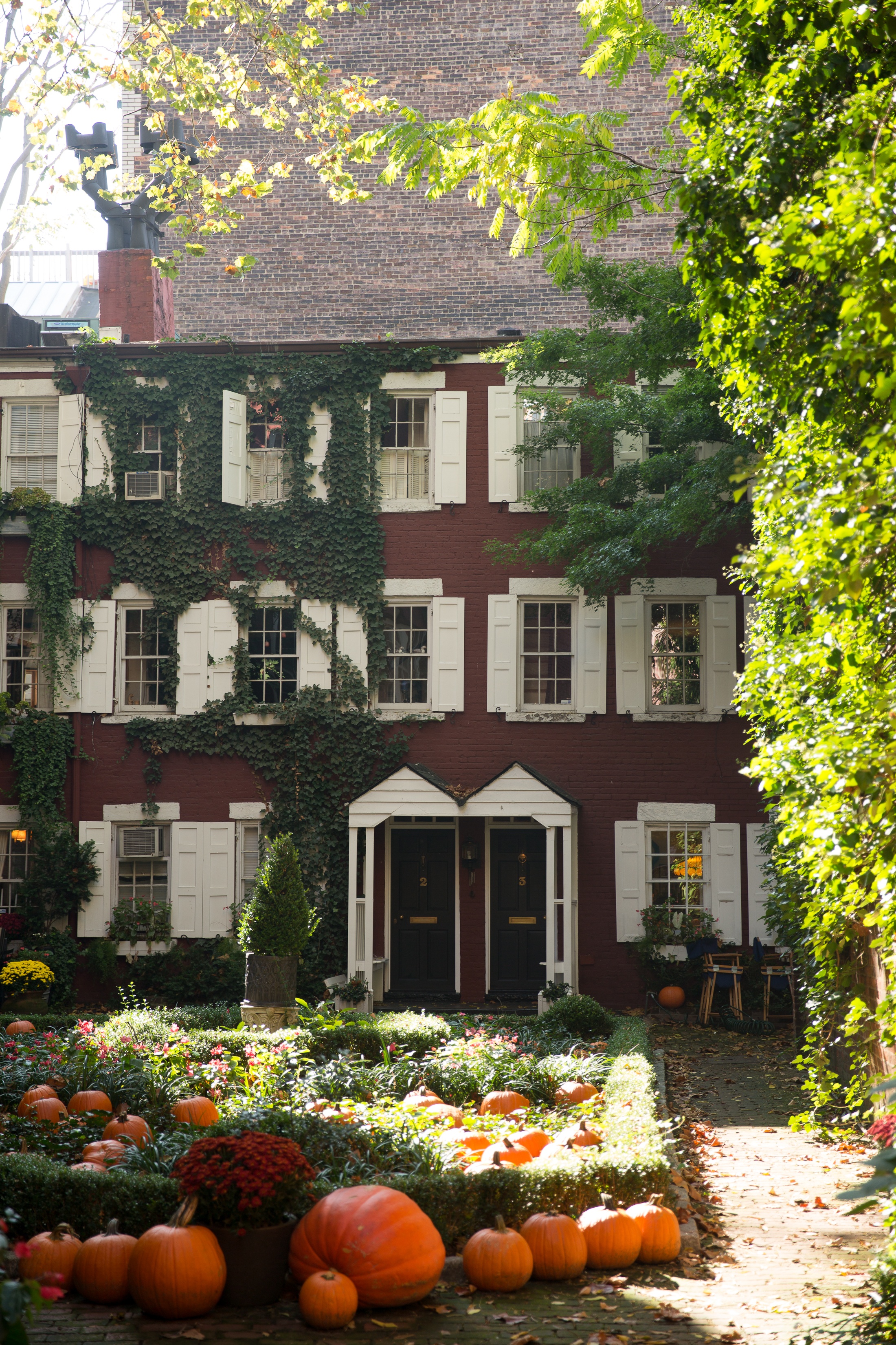 grove court street new york city nyc west village beautiful streets hidden architecture history fall pumpkins halloween shershegoes.com