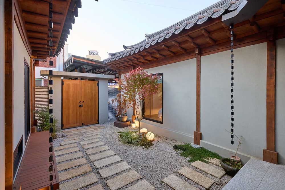 inner-courtyard-of-a-hanok-hotel-stay-in-seoul-korea