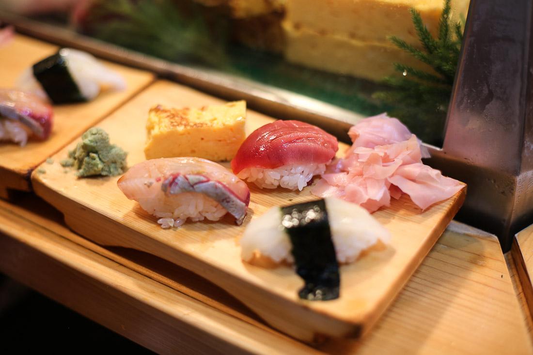 https://shershegoes.com/wp-content/uploads/japan-tokyo-tsukiji-fish-market-sushi-dai-tuna-octopus-sushi-dai-breakfast-tuna-salmon-fatty-egg-cake-rice-wasabi-uni-shershegoes.com-4.jpg