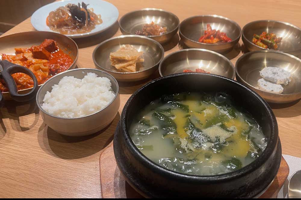 korean-seaweed-soup-with-banchan-side-dishes