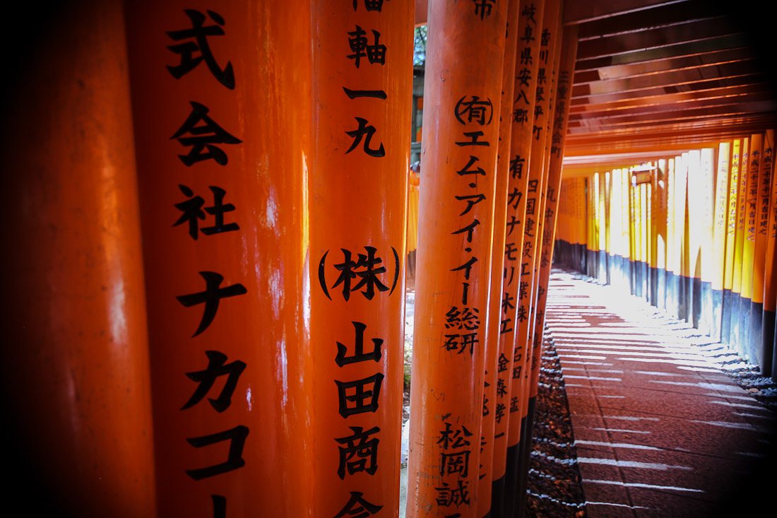 kyoto japan japanese travel fushimi inari shrine temple orange tori gate fox photo shershegoes.com11