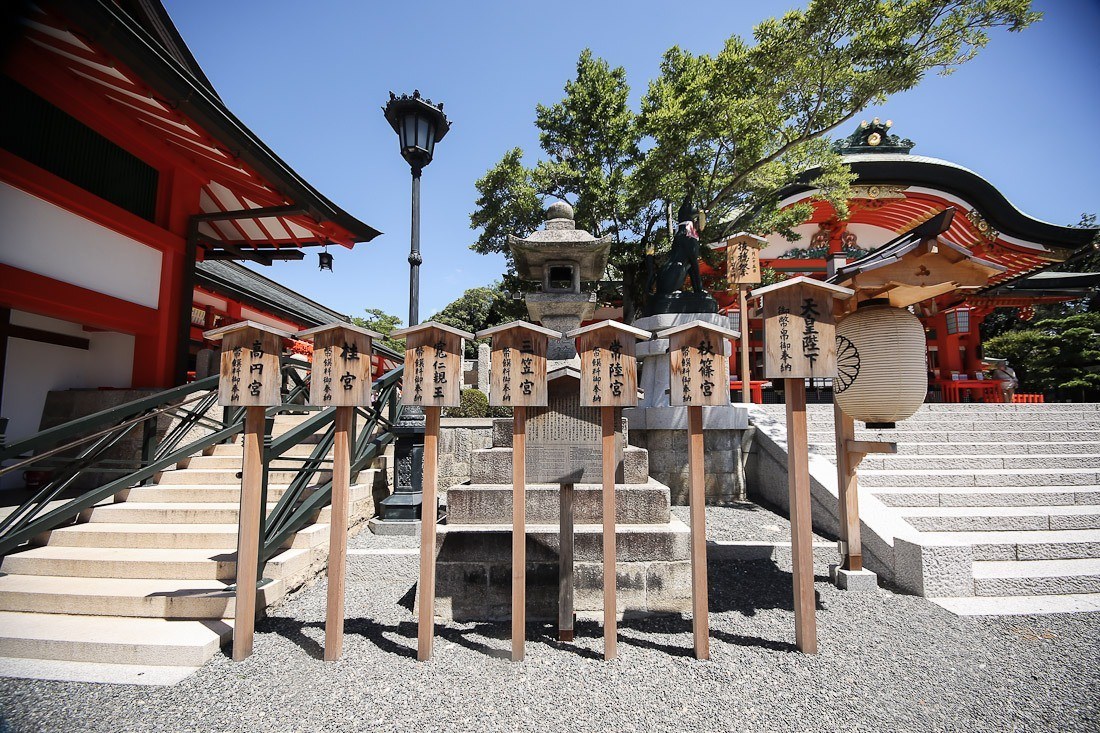 伏見稲荷大社 sher she goes mountain trail fushimi inari temple shrine fox tori gates gate rice bunsha business worship kyoto travel japan japanese