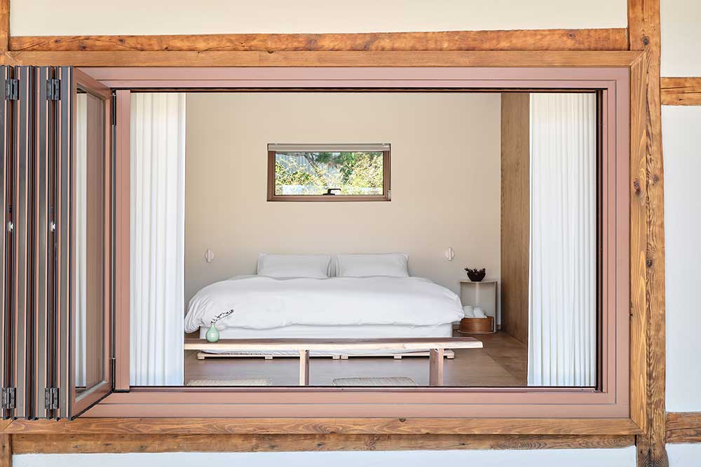 modern-bed-in-traditional-hanok-stay-seoul-korea