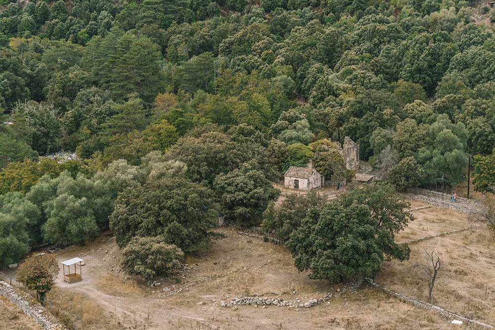mountain-villages-and-stone-buildings-in-corsica-france-interior-of-the-island
