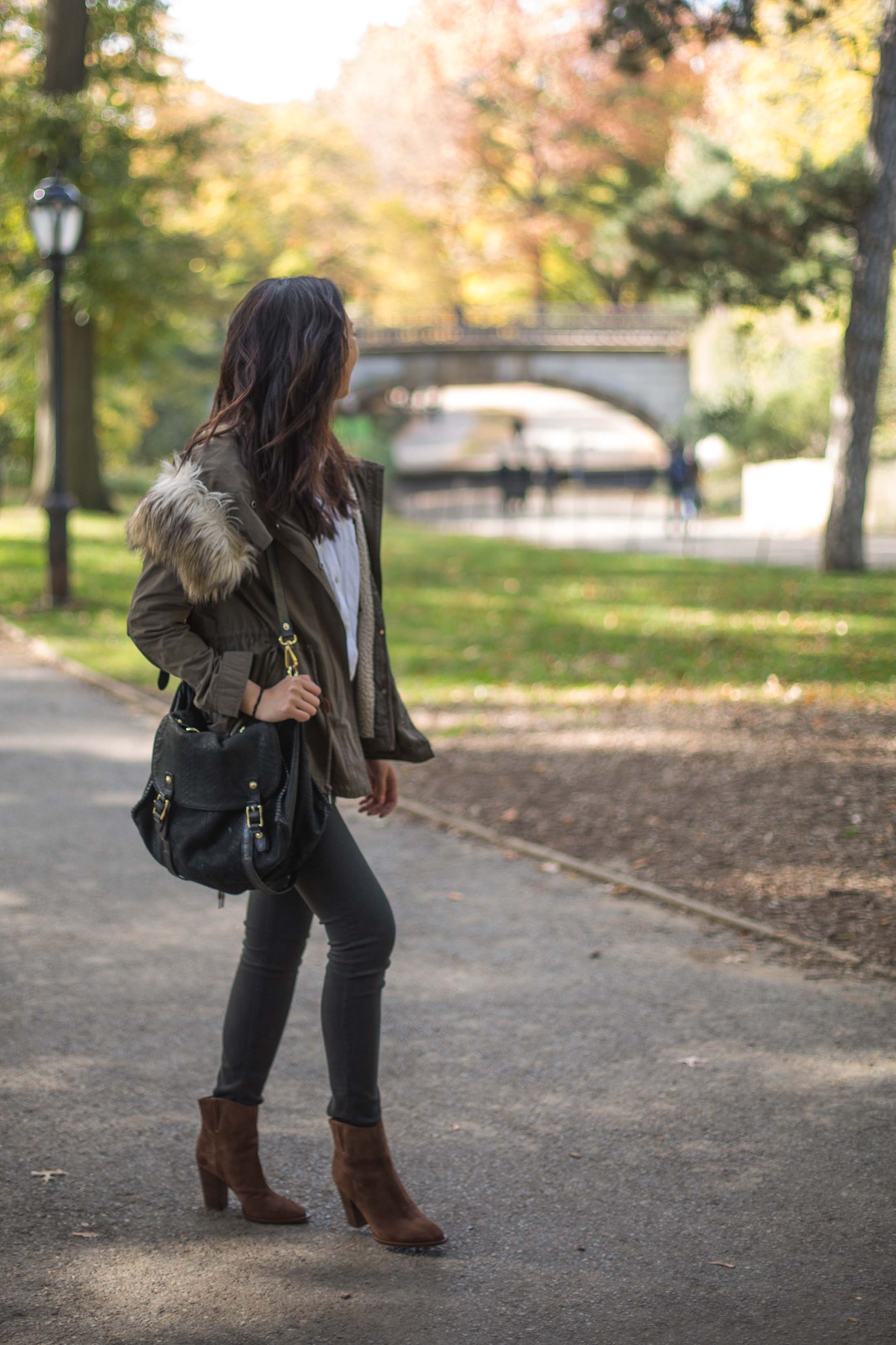 central park in the fall folliage nyc style blogger central park in the fall vince booties rag and bone jeans zara parka sher she goes shershegoes.com