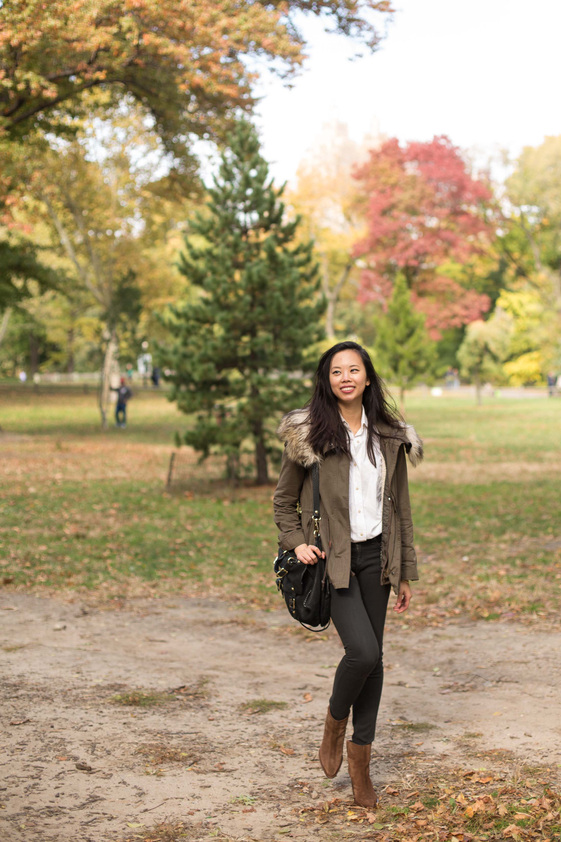 central park in the fall folliage nyc style blogger central park in the fall vince booties rag and bone jeans zara parka sher she goes shershegoes.com