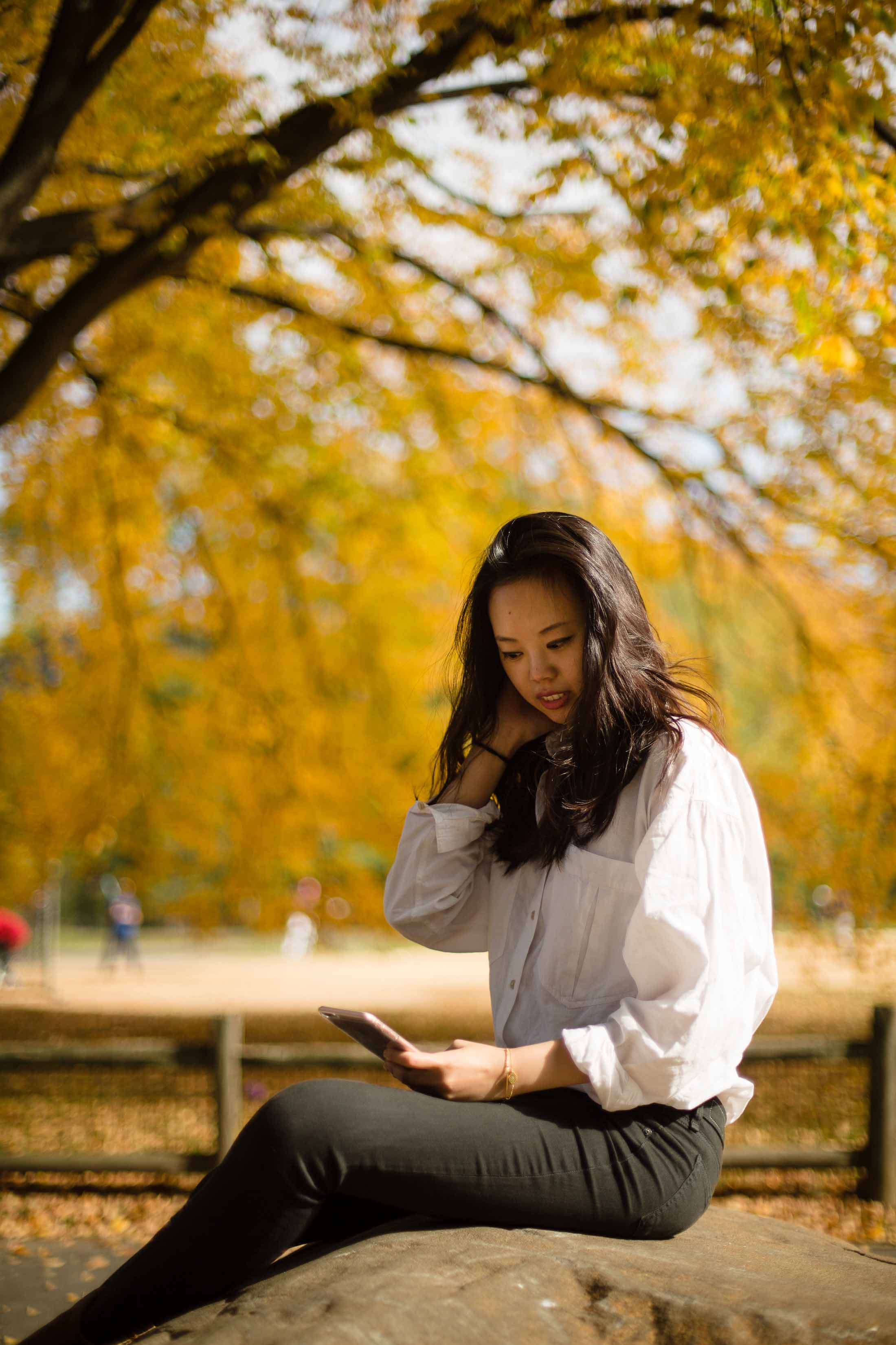 central park in the fall folliage nyc style blogger central park in the fall vince booties rag and bone jeans zara parka sher she goes shershegoes.com