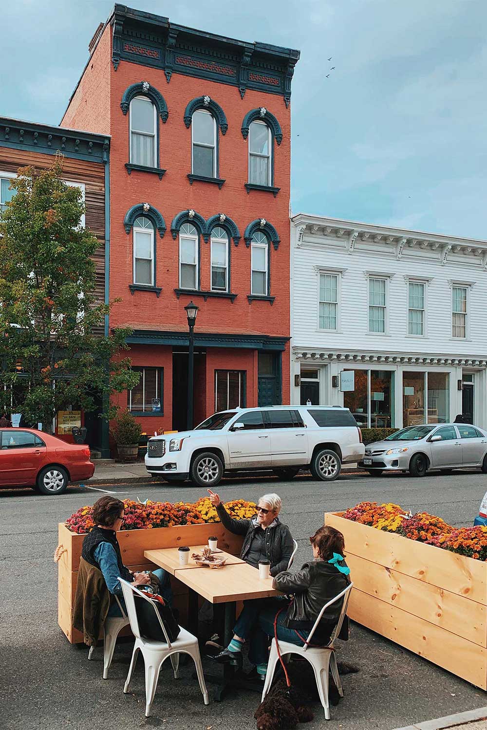 outdoor-dining-in-hudson-ny