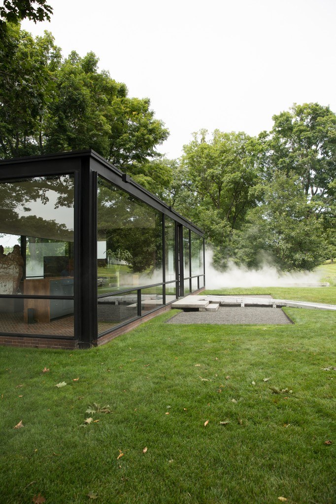 philip johnson glass house fog