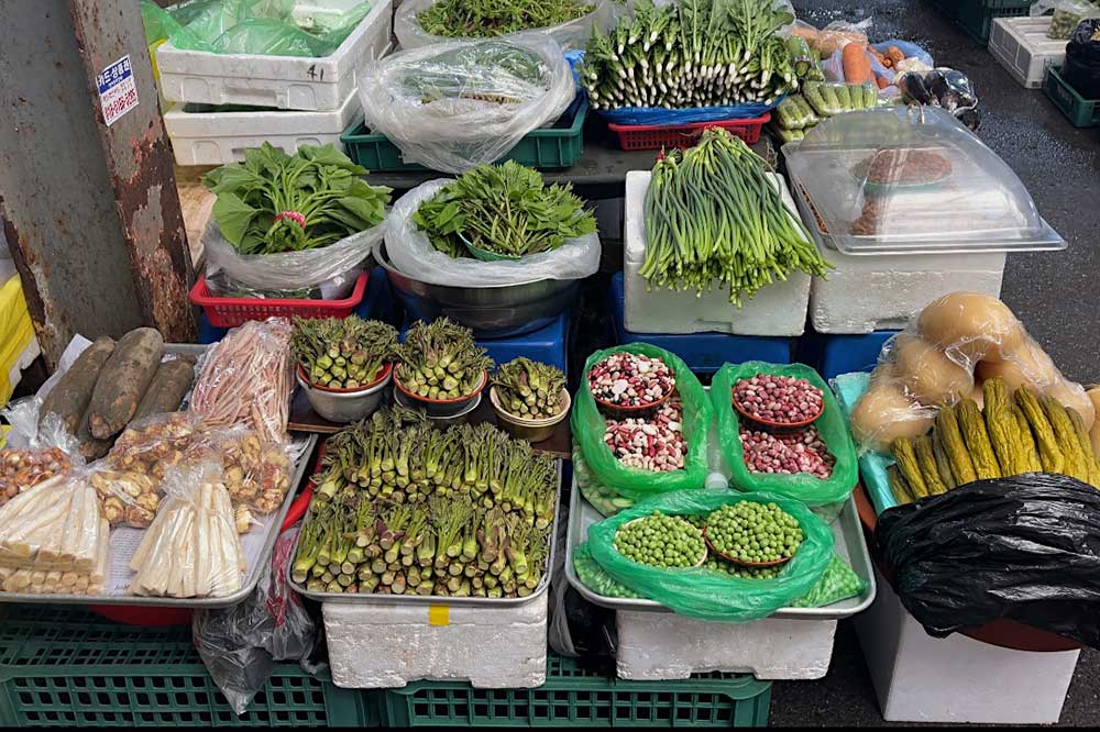 street-stalls-and-food-vendors-at-gwangjang-market-seoul-korea