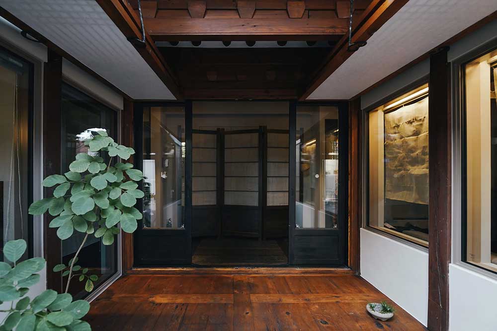 wooden-platform-floors-in-a-traditional-hanok-house-seoul-korea